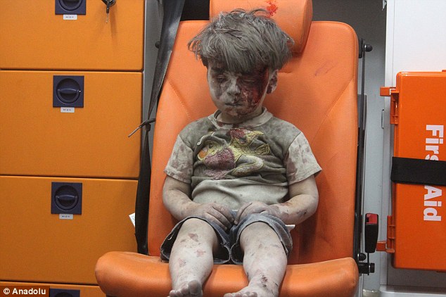 Cậu bé Syria trong bức hình ám ảnh òa khóc khi được đoàn tụ cùng cha mẹ - Ảnh 2.