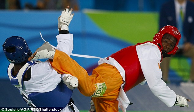 Mất HCV đúng giây cuối cùng, võ sĩ Taekwondo Anh òa khóc nức nở trên truyền hình - Ảnh 2.