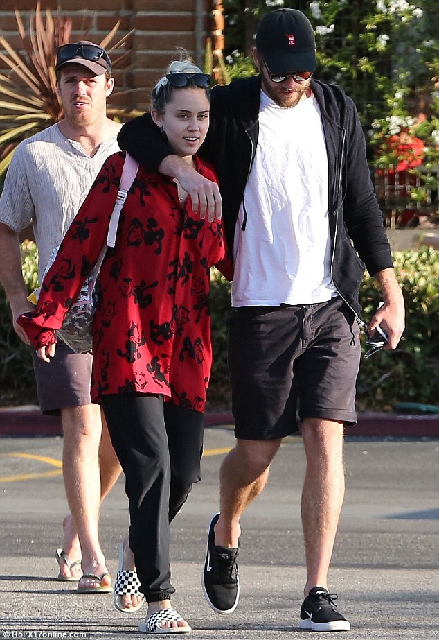 Liam Hemsworth khoác vai Miley Cyrus, dính chặt lấy nhau như hình với bóng - Ảnh 4.