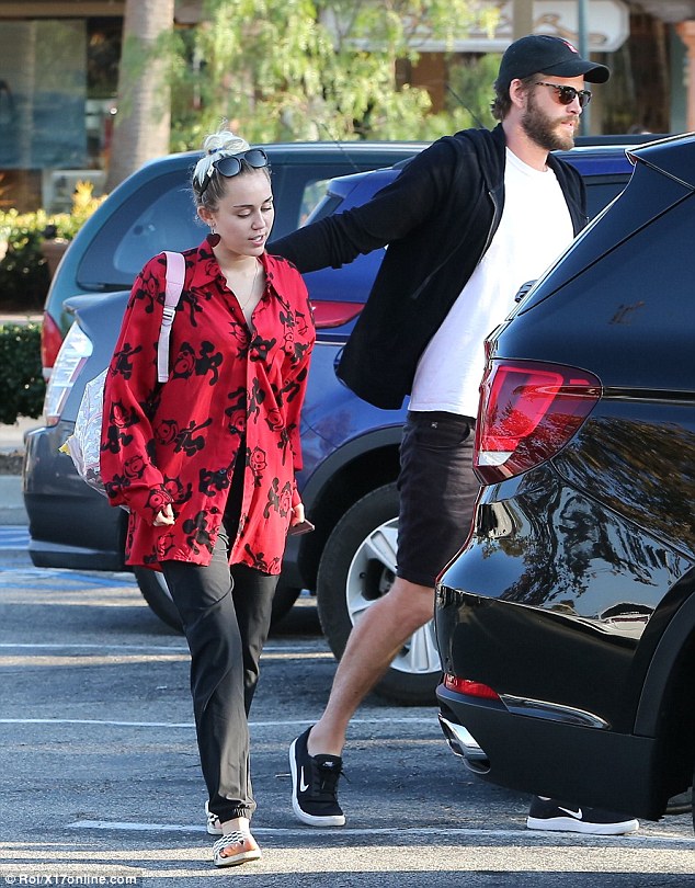 Liam Hemsworth khoác vai Miley Cyrus, dính chặt lấy nhau như hình với bóng - Ảnh 5.