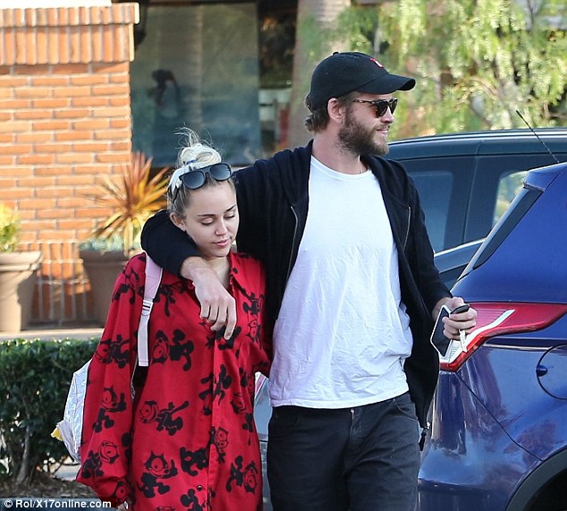 Liam Hemsworth khoác vai Miley Cyrus, dính chặt lấy nhau như hình với bóng - Ảnh 3.