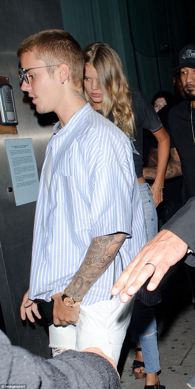 Vắng bạn gái, Justin Bieber bị bắt gặp đi chơi với chân dài gợi cảm mới - Ảnh 1.