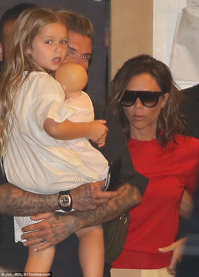 Lâu rồi mới xuất hiện, bé Harper Beckham vẫn dễ thương khó cưỡng - Ảnh 1.