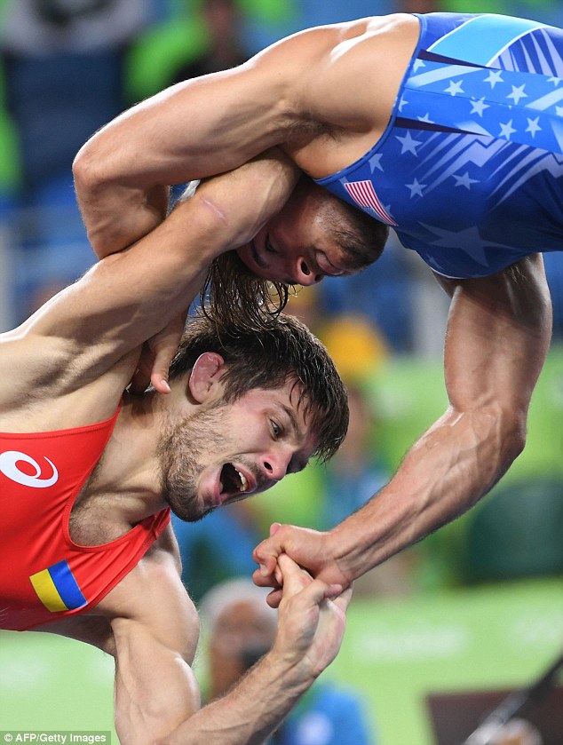 H&agrave;i hước đ&ocirc; vật Ukraina d&ugrave;ng v&otilde; cẩu xực tấn c&ocirc;ng đối thủ ở Olympic - Ảnh 2.