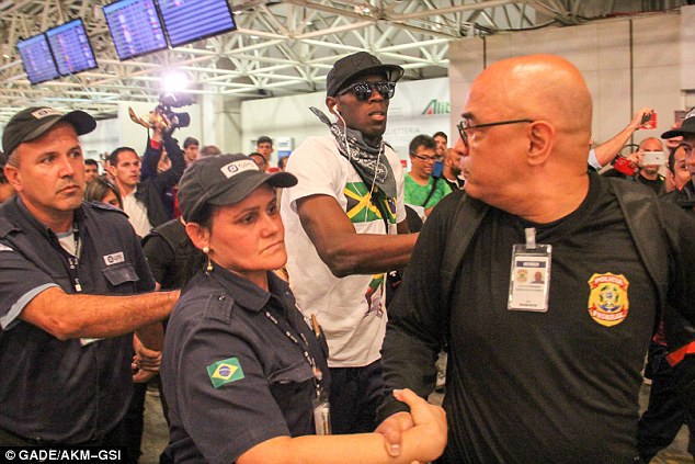 C&oacute; bạn g&aacute;i n&oacute;ng bỏng, Usain Bolt vẫn tranh thủ l&ecirc;n giường với c&ocirc; sinh vi&ecirc;n Brazil - Ảnh 5.