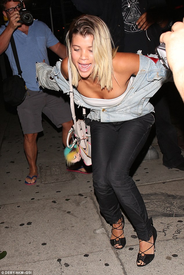 Bạn gái Justin Bieber ăn mặc gợi cảm, suýt vồ ếch giữa đường vì say - Ảnh 7.