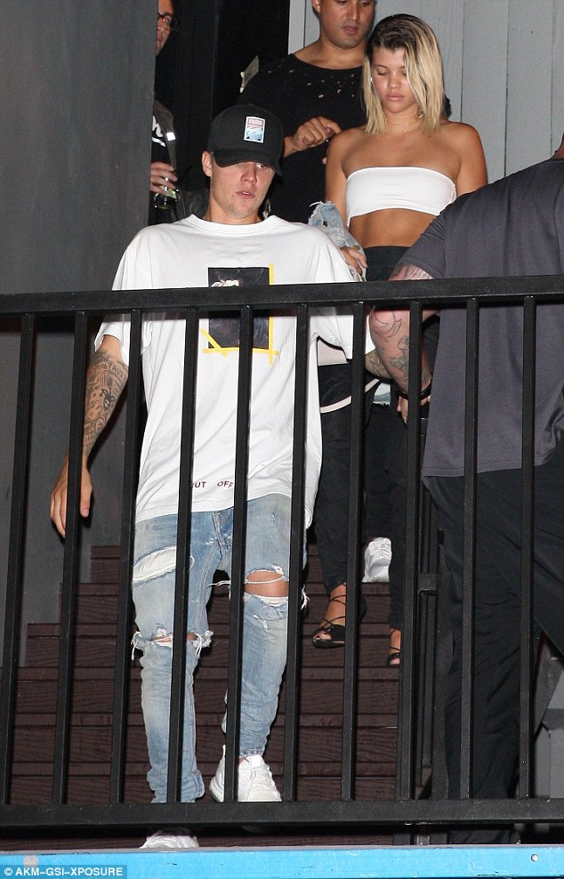 Bạn gái Justin Bieber ăn mặc gợi cảm, suýt vồ ếch giữa đường vì say - Ảnh 1.