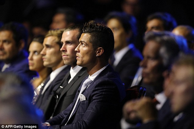 Vượt Bale và Griezmann, Ronaldo đoạt danh hiệu Cầu thủ hay nhất châu Âu - Ảnh 2.