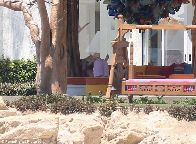 Justin Bieber khoe v&ograve;ng 3, &ocirc;m h&ocirc;n bạn g&aacute;i mới nồng n&agrave;n - Ảnh 4.
