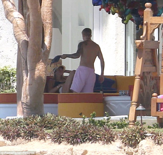 Justin Bieber khoe v&ograve;ng 3, &ocirc;m h&ocirc;n bạn g&aacute;i mới nồng n&agrave;n - Ảnh 5.