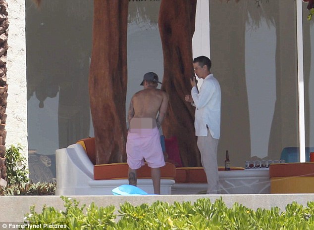 Justin Bieber khoe v&ograve;ng 3, &ocirc;m h&ocirc;n bạn g&aacute;i mới nồng n&agrave;n - Ảnh 1.