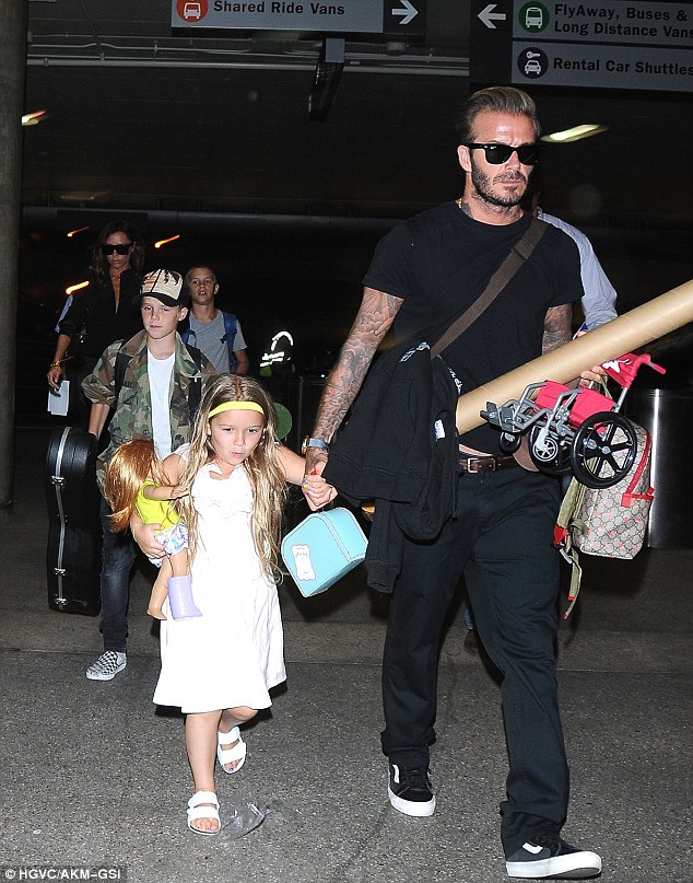 Beckham cực đ&aacute;ng y&ecirc;u khi gi&uacute;p b&eacute; Harper chăm s&oacute;c b&uacute;p b&ecirc; bị thương ở s&acirc;n bay - Ảnh 3.