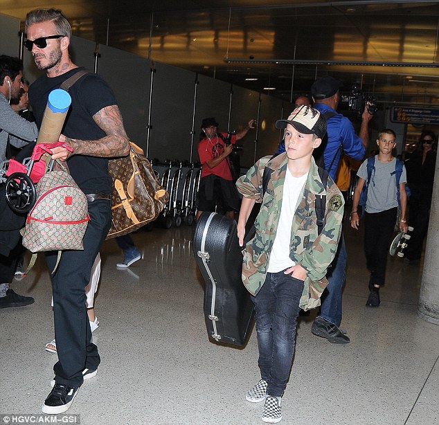 Beckham cực đ&aacute;ng y&ecirc;u khi gi&uacute;p b&eacute; Harper chăm s&oacute;c b&uacute;p b&ecirc; bị thương ở s&acirc;n bay - Ảnh 10.