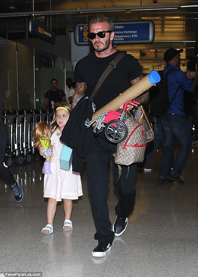 Beckham cực đ&aacute;ng y&ecirc;u khi gi&uacute;p b&eacute; Harper chăm s&oacute;c b&uacute;p b&ecirc; bị thương ở s&acirc;n bay - Ảnh 4.