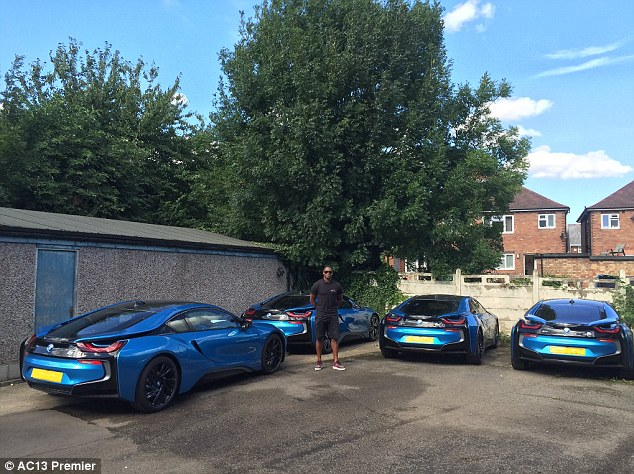 Dàn sao Leicester City khổ vì đống siêu xe BMW i8 - Ảnh 4.