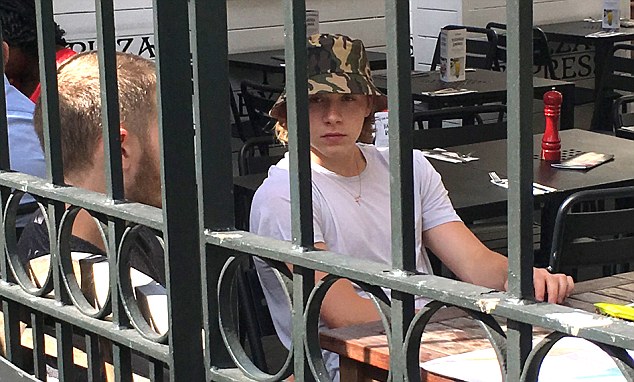 Đ&acirc;y l&agrave; l&yacute; do v&igrave; sao Brooklyn Beckham v&agrave; Chloe Moretz chia tay - Ảnh 3.