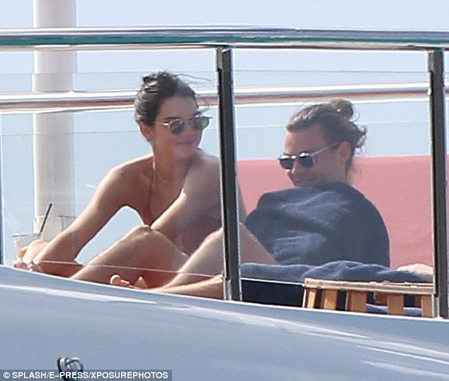 Dai dẳng kh&ocirc;ng k&eacute;m Justin - Selena, Harry Styles v&agrave; Kendall Jenner lại t&aacute;i hợp - Ảnh 2.