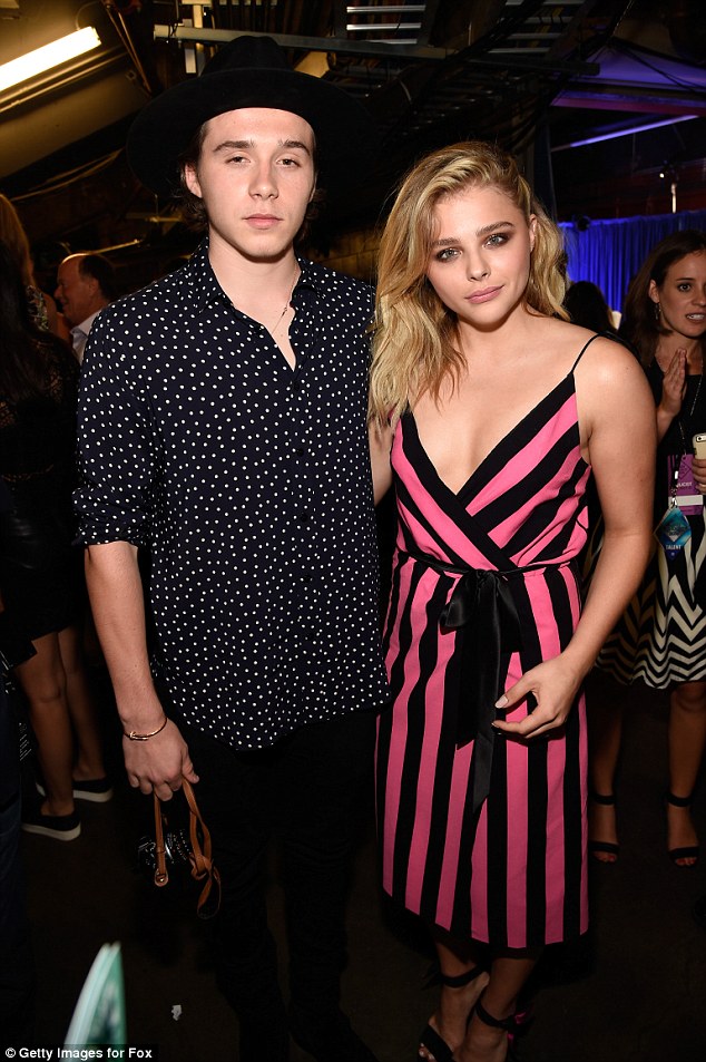 Brooklyn ủ rũ đi chơi cùng bố Beckham sau khi chia tay Chloe Moretz - Ảnh 7.
