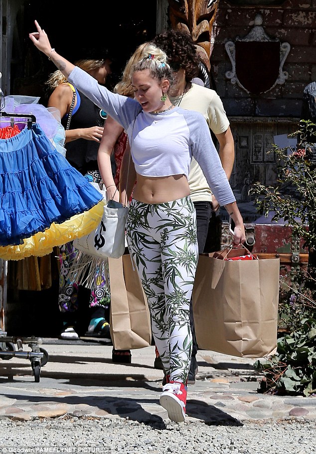 Miley Cyrus lộ r&otilde; v&ograve;ng eo ngấn mỡ v&igrave; b&eacute;o sau khi t&aacute;i hợp Liam - Ảnh 2.