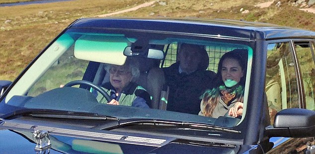Nữ hoàng Anh tự lái xe đưa cháu dâu đi dạo quanh lâu đài ở Scotland - Ảnh 1.