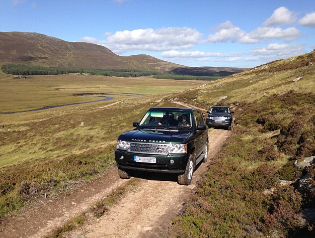 Nữ hoàng Anh tự lái xe đưa cháu dâu đi dạo quanh lâu đài ở Scotland - Ảnh 2.