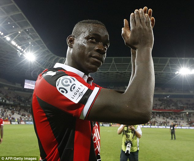 Balotelli nhận giải cầu thủ xuất sắc nhất trên... giường mát-xa - Ảnh 1.