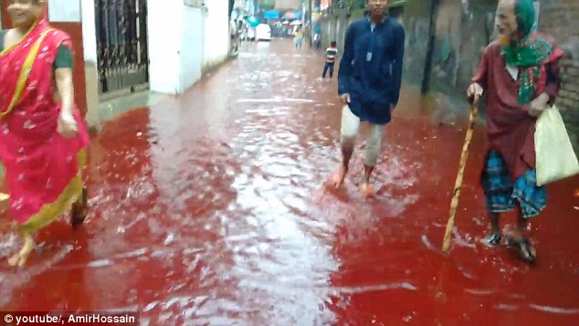 Đường phố nhuộm màu đỏ máu trong lễ hiến sinh của người Hồi giáo khiến ai cũng phải rùng mình - Ảnh 4.