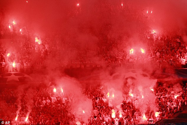 Fan Legia Warsaw nổi loạn, đ&aacute;nh cả nh&acirc;n vi&ecirc;n an ninh - Ảnh 3.