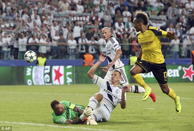 Fan Legia Warsaw nổi loạn, đ&aacute;nh cả nh&acirc;n vi&ecirc;n an ninh - Ảnh 2.