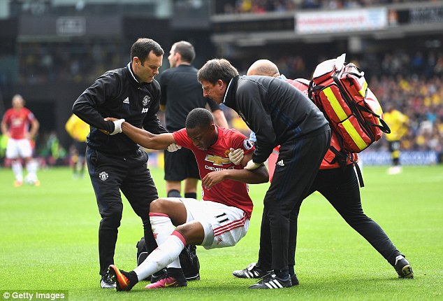 Mourinho đổ lỗi cho trọng tài khiến Man Utd thua sốc - Ảnh 4.