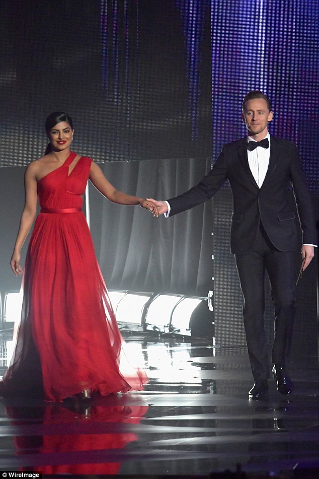Kh&ocirc;ng chịu thua Taylor Swift, Tom Hiddleston mau ch&oacute;ng t&aacute;n tỉnh Cựu Hoa hậu Thế giới - Ảnh 4.