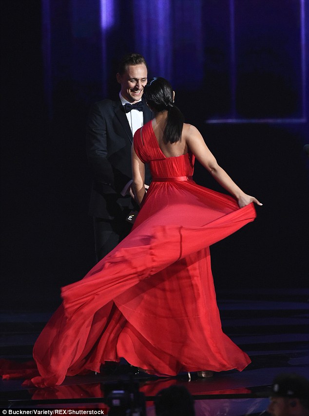 Kh&ocirc;ng chịu thua Taylor Swift, Tom Hiddleston mau ch&oacute;ng t&aacute;n tỉnh Cựu Hoa hậu Thế giới - Ảnh 3.