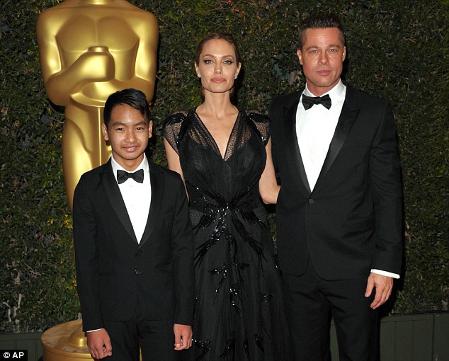 Bạn gái cũ Brad Pitt ám chỉ Angelina Jolie là nguyên nhân khiến cho anh nóng giận với các con - Ảnh 2.