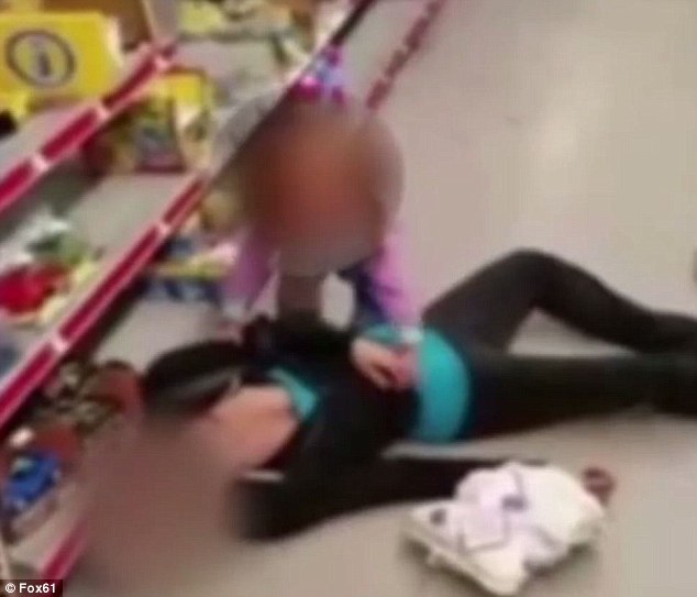 Bé gái 2 tuổi vừa khóc vừa cố gắng lay người mẹ bất tỉnh vì sốc ma túy trong siêu thị - Ảnh 2.