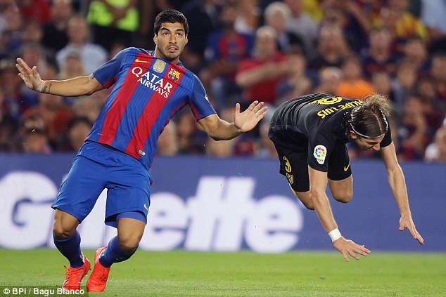 Suarez lớn tiếng dạy khôn dù đạp thủng chân đối thủ - Ảnh 3.
