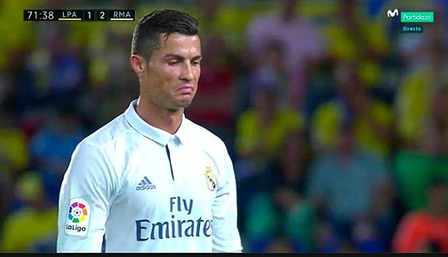 Cay cú vì bị thay khỏi sân, Ronaldo chửi Zidane là thằng chó đẻ? - Ảnh 2.