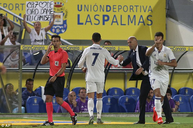 Cay cú vì bị thay khỏi sân, Ronaldo chửi Zidane là thằng chó đẻ? - Ảnh 3.
