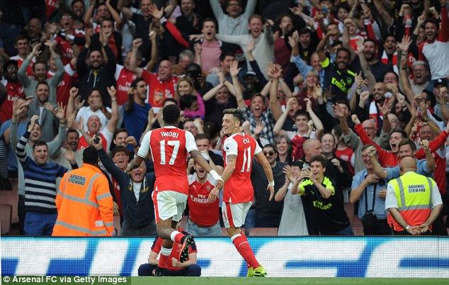 Fan Arsenal mừng phát khóc vì được Ozil ném tặng áo - Ảnh 5.