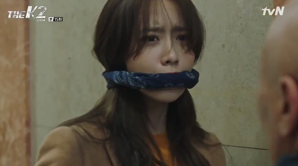 “K2”: Ji Chang Wook bất lực nhìn Yoona bị kẻ thù bắt cóc - Ảnh 46.