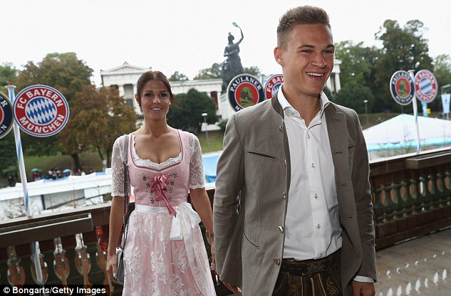 Trai đẹp Mats Hummels và bạn gái siêu mẫu nổi bật ở lễ hội bia Oktoberfest - Ảnh 13.