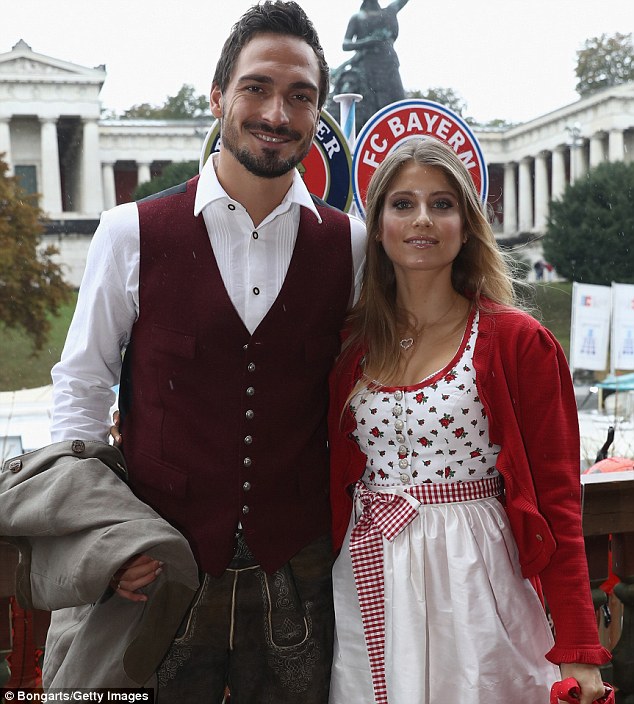 Trai đẹp Mats Hummels và bạn gái siêu mẫu nổi bật ở lễ hội bia Oktoberfest - Ảnh 8.