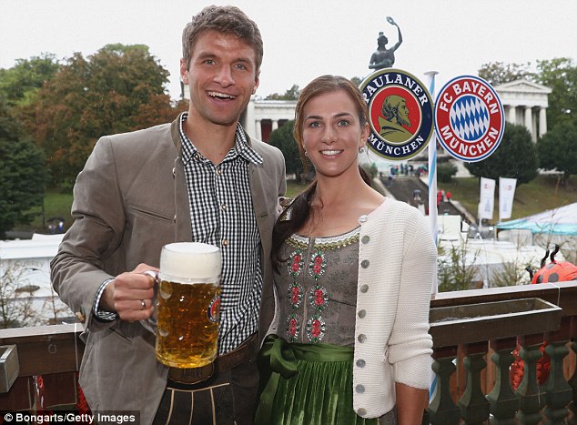 Trai đẹp Mats Hummels và bạn gái siêu mẫu nổi bật ở lễ hội bia Oktoberfest - Ảnh 10.