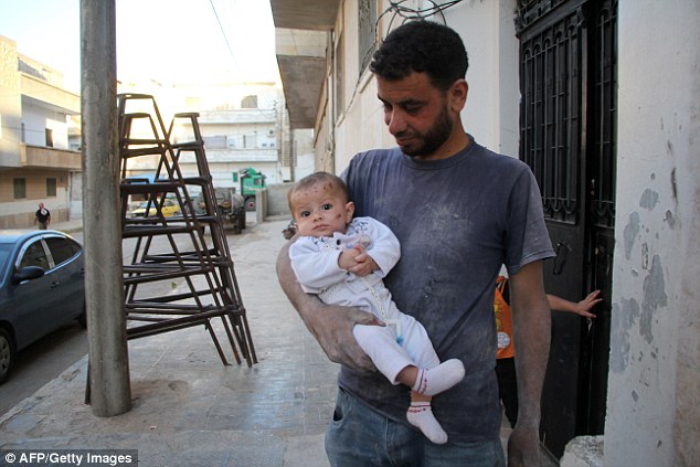 Syria: Bé gái 4 tháng tuổi sống sót sau trận không kích, nhưng tâm hồn trống rỗng vì ám ảnh bởi chiến tranh - Ảnh 2.