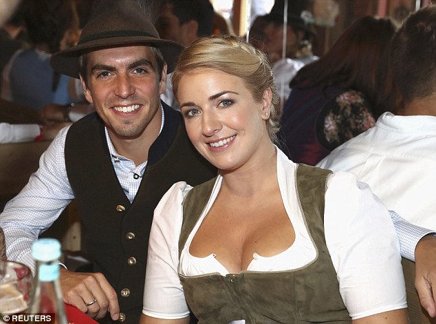 Trai đẹp Mats Hummels và bạn gái siêu mẫu nổi bật ở lễ hội bia Oktoberfest - Ảnh 2.