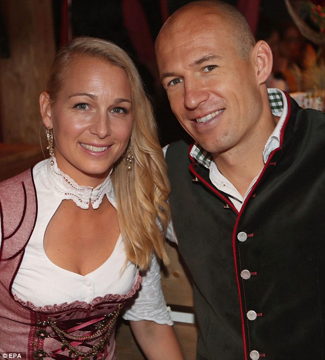Trai đẹp Mats Hummels và bạn gái siêu mẫu nổi bật ở lễ hội bia Oktoberfest - Ảnh 12.