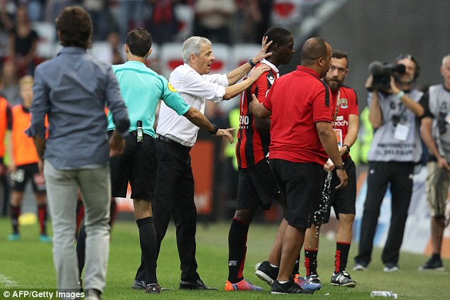 Chất như Balotelli: Ghi bàn giúp đội nhà thắng trận rồi nhận thẻ đỏ rời sân - Ảnh 6.