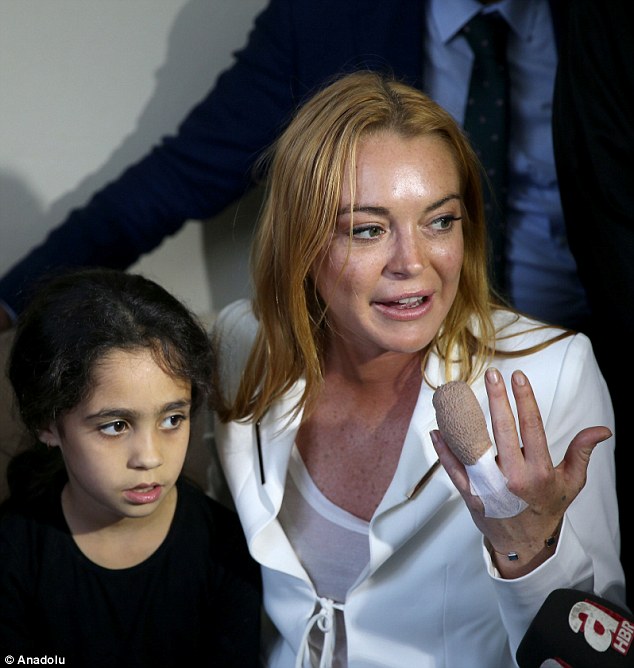 Lộ thêm ảnh về đầu ngón tay bị đứt lìa của Lindsay Lohan - Ảnh 5.