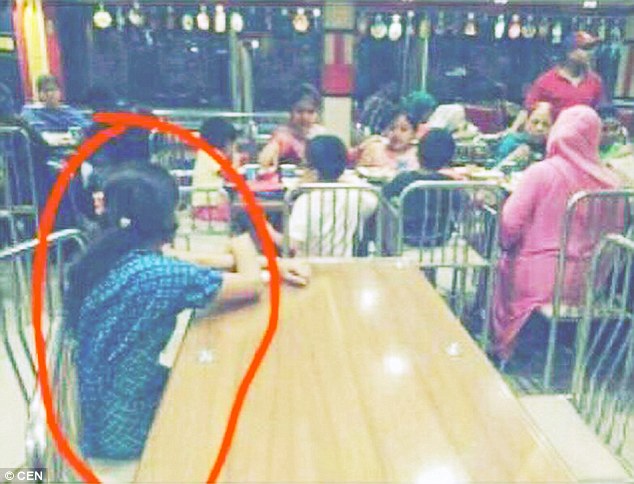 Trong khi cả nh&agrave; chủ vui vẻ thưởng thức bữa tối, c&ocirc; b&eacute; gi&uacute;p việc chỉ c&oacute; thể ngồi nh&igrave;n từ xa - Ảnh 2.