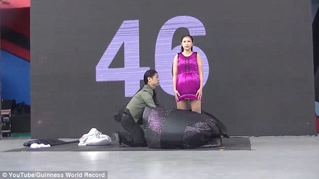 Màn thay đồ nhanh nhất thế giới: 18 lần chỉ trong một phút! - Ảnh 2.