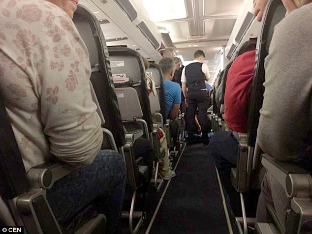 Hành khách phải ngồi cùng xác chết suốt 3 giờ trên máy bay - Ảnh 2.